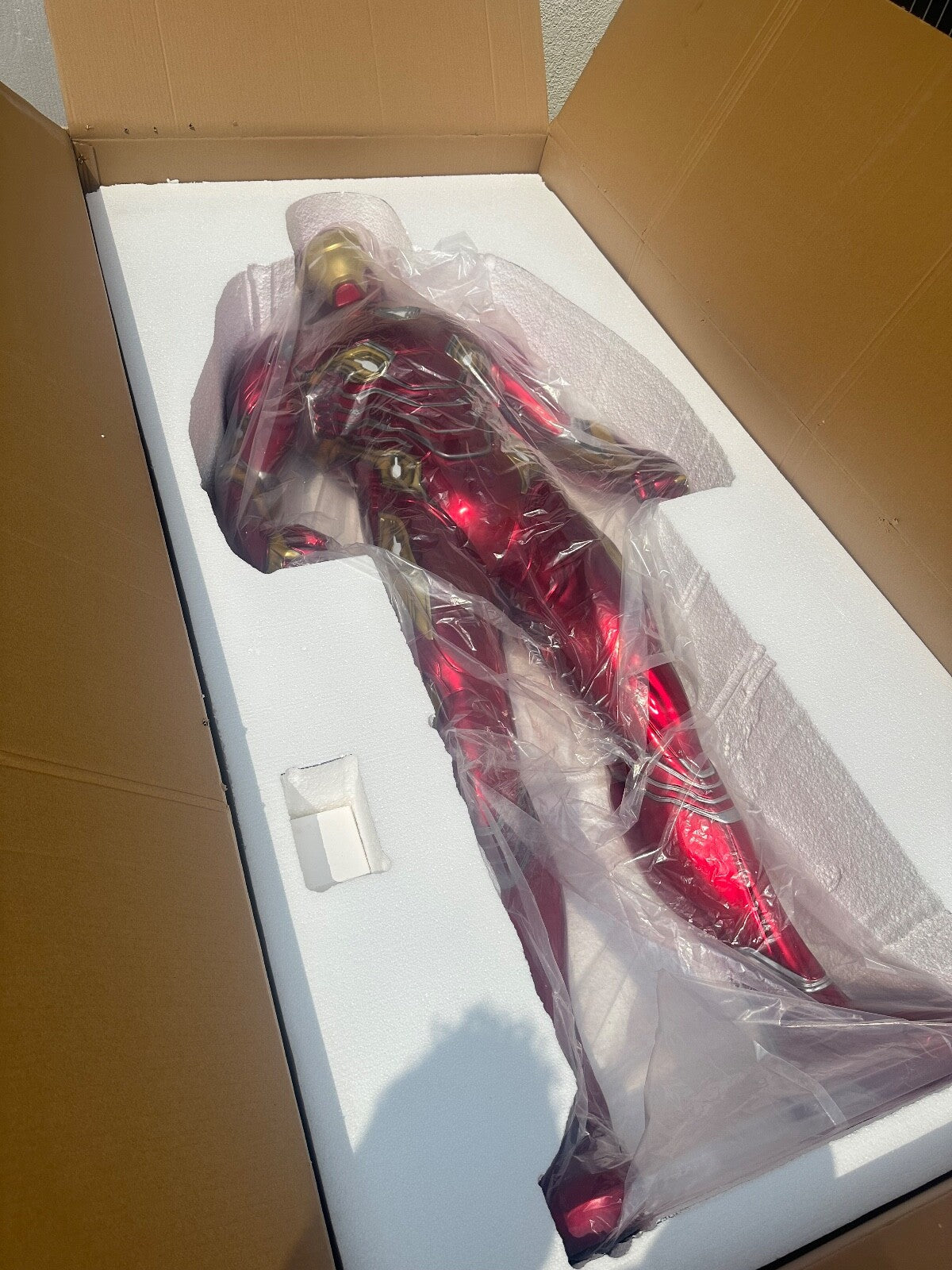 Iron Man Statue Lebensgröße 1:1  inklusive beleuchteter Plattform