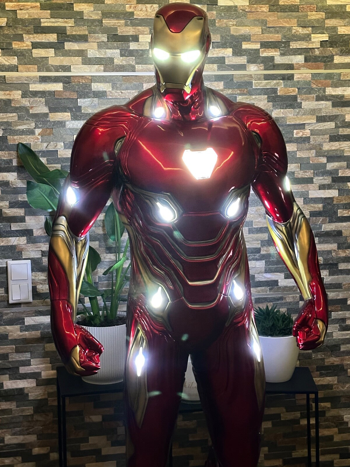 Iron Man Statue Lebensgröße 1:1  inklusive beleuchteter Plattform