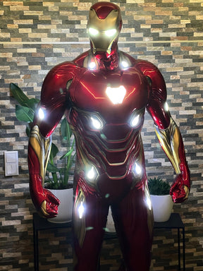 Iron Man Statue Lebensgröße 1:1  inklusive beleuchteter Plattform