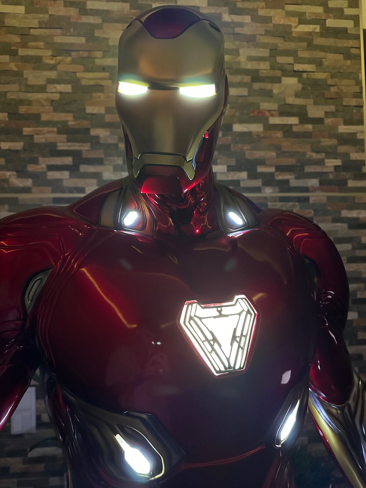 Iron Man Statue Lebensgröße 1:1  inklusive beleuchteter Plattform