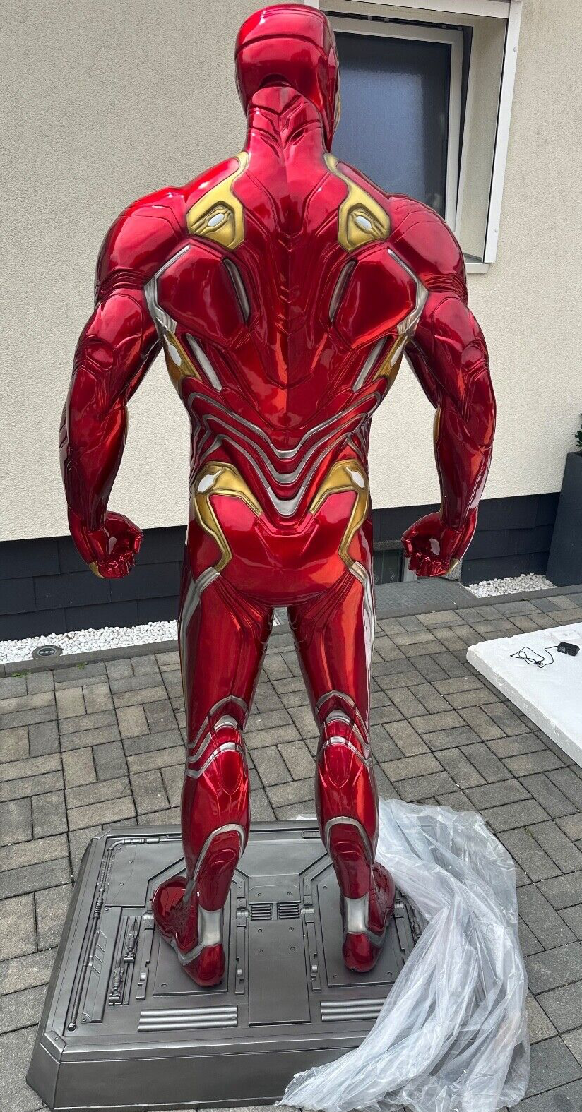Iron Man Statue Lebensgröße 1:1  inklusive beleuchteter Plattform