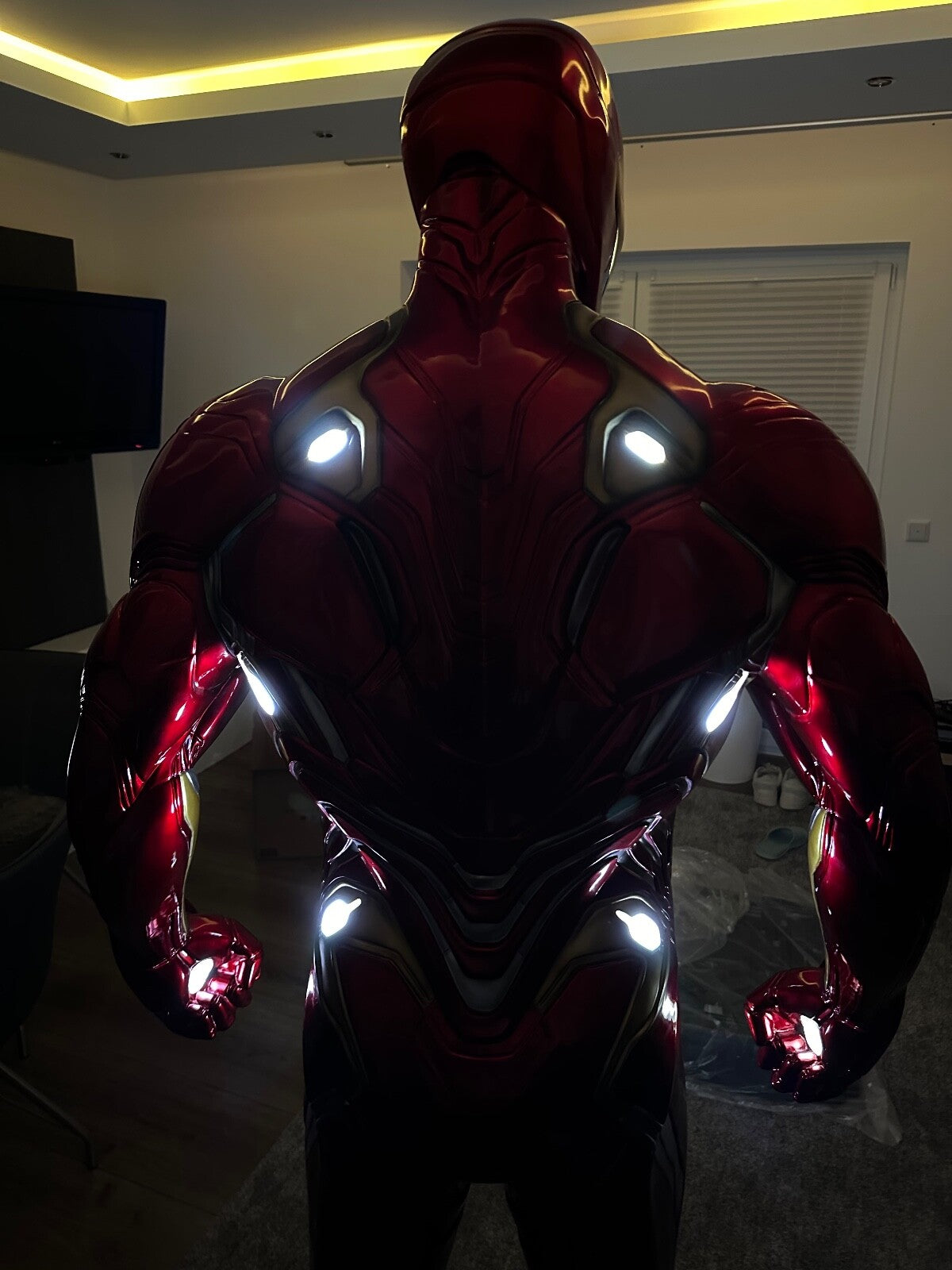 Iron Man Statue Lebensgröße 1:1  inklusive beleuchteter Plattform