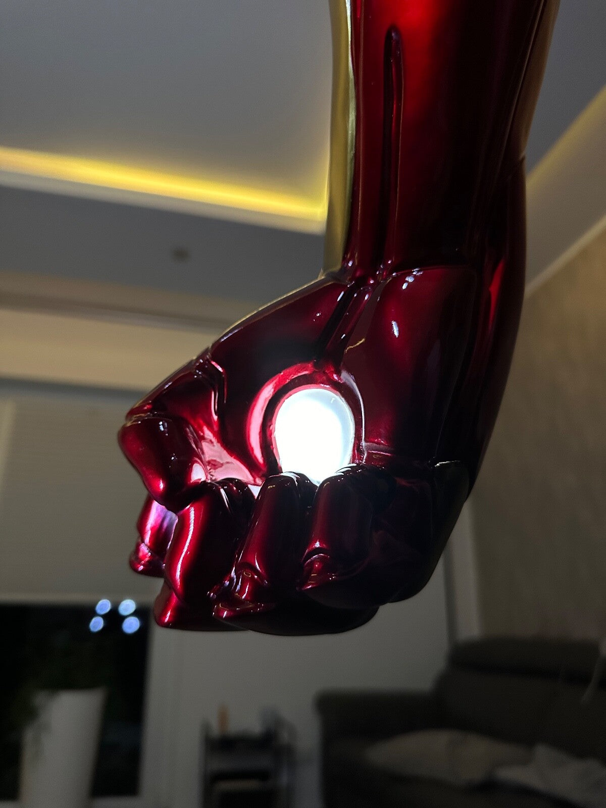 Iron Man Statue Lebensgröße 1:1  inklusive beleuchteter Plattform