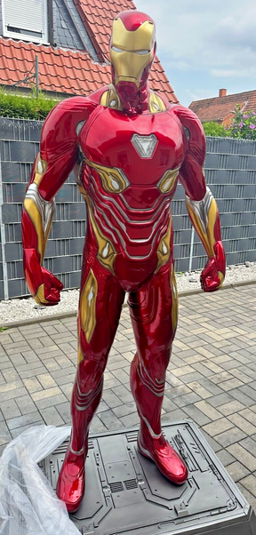 Iron Man Statue Lebensgröße 1:1  inklusive beleuchteter Plattform