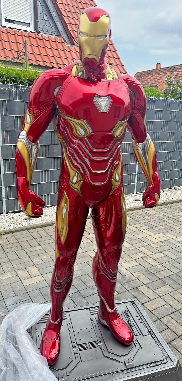 Iron Man Statue Lebensgröße 1:1  inklusive beleuchteter Plattform