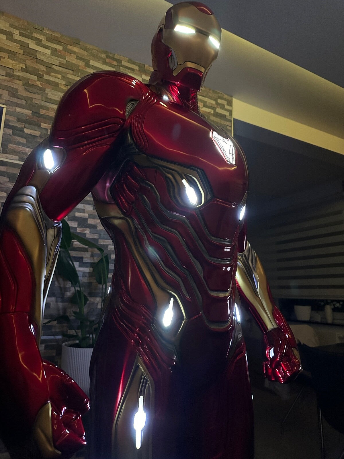 Iron Man Statue Lebensgröße 1:1  inklusive beleuchteter Plattform