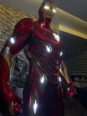 Iron Man Statue Lebensgröße 1:1  inklusive beleuchteter Plattform