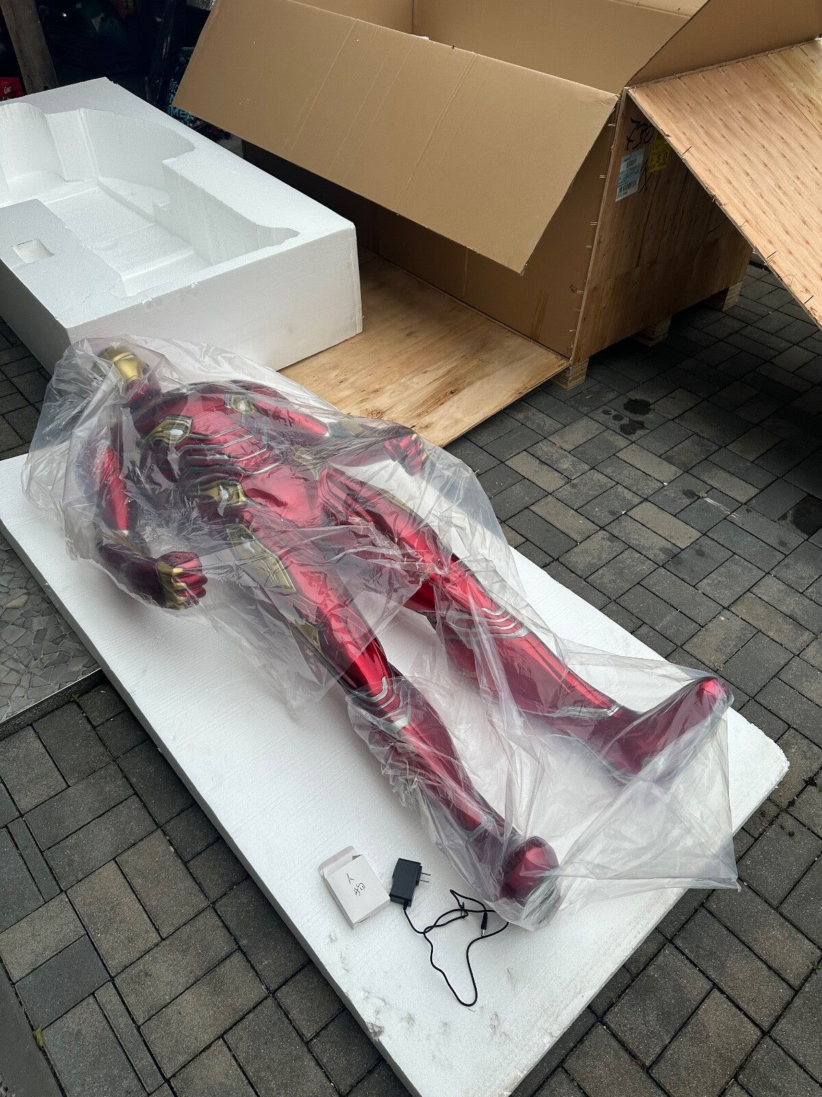 Iron Man Statue Lebensgröße 1:1  inklusive beleuchteter Plattform