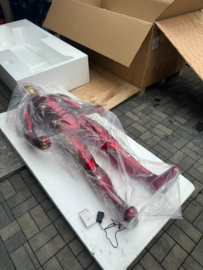 Iron Man Statue Lebensgröße 1:1  inklusive beleuchteter Plattform