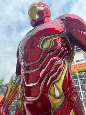Iron Man Statue Lebensgröße 1:1  inklusive beleuchteter Plattform
