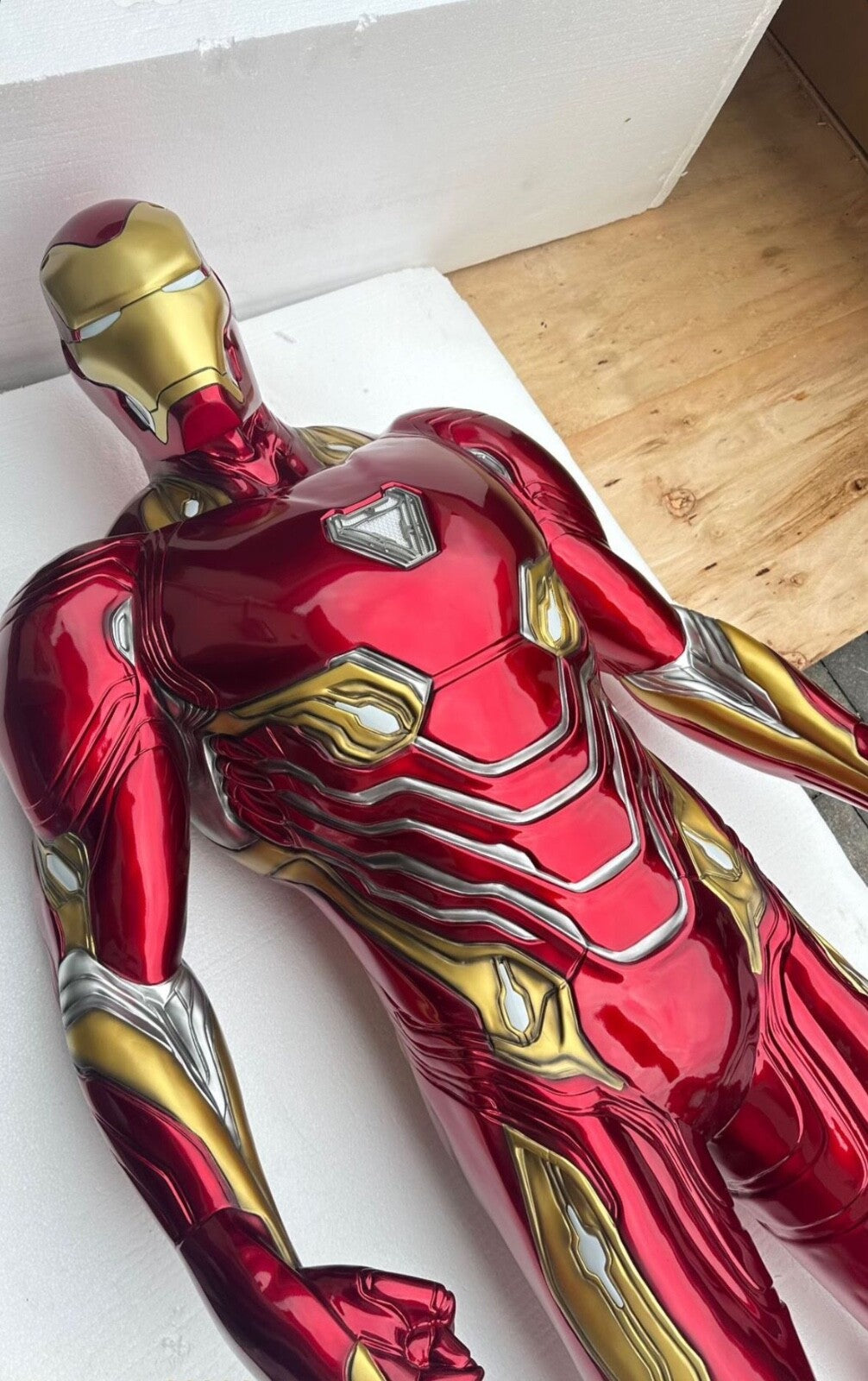 Iron Man Statue Lebensgröße 1:1  inklusive beleuchteter Plattform
