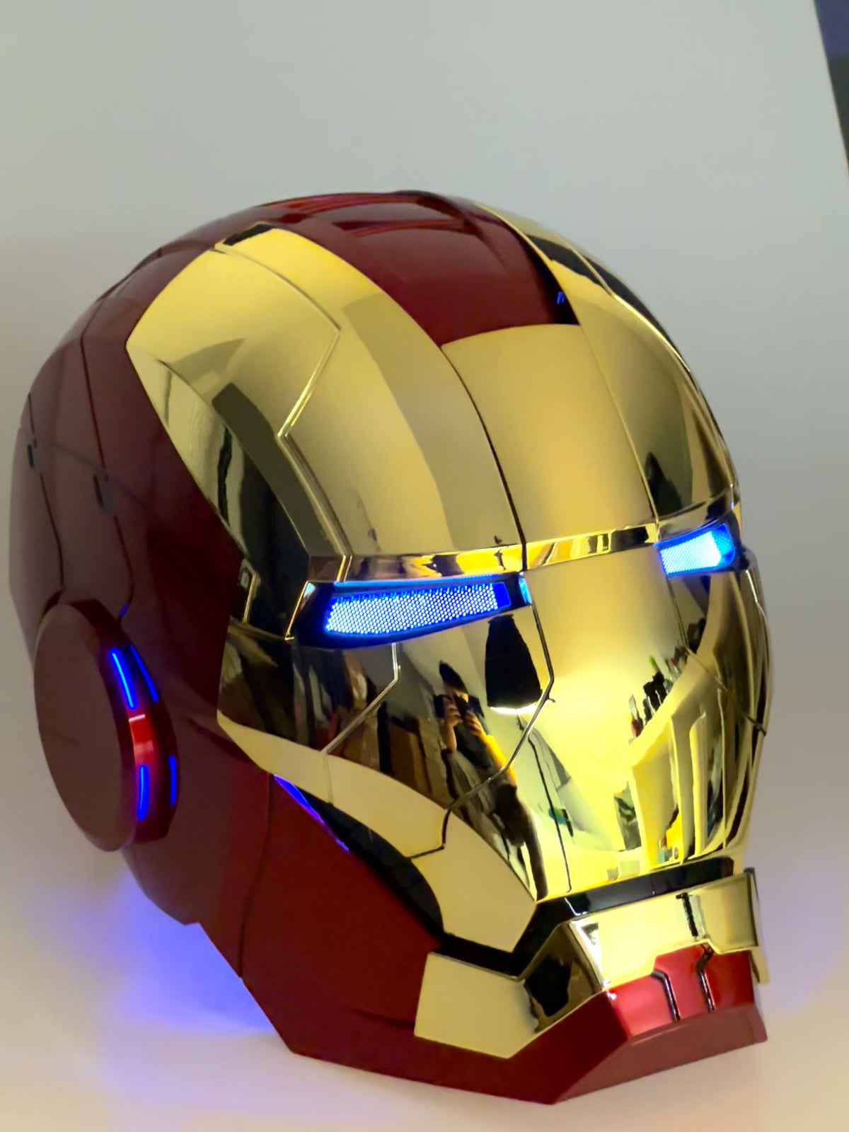 Futuristischer Superhelden Helm MK5 2.0 Gold Version